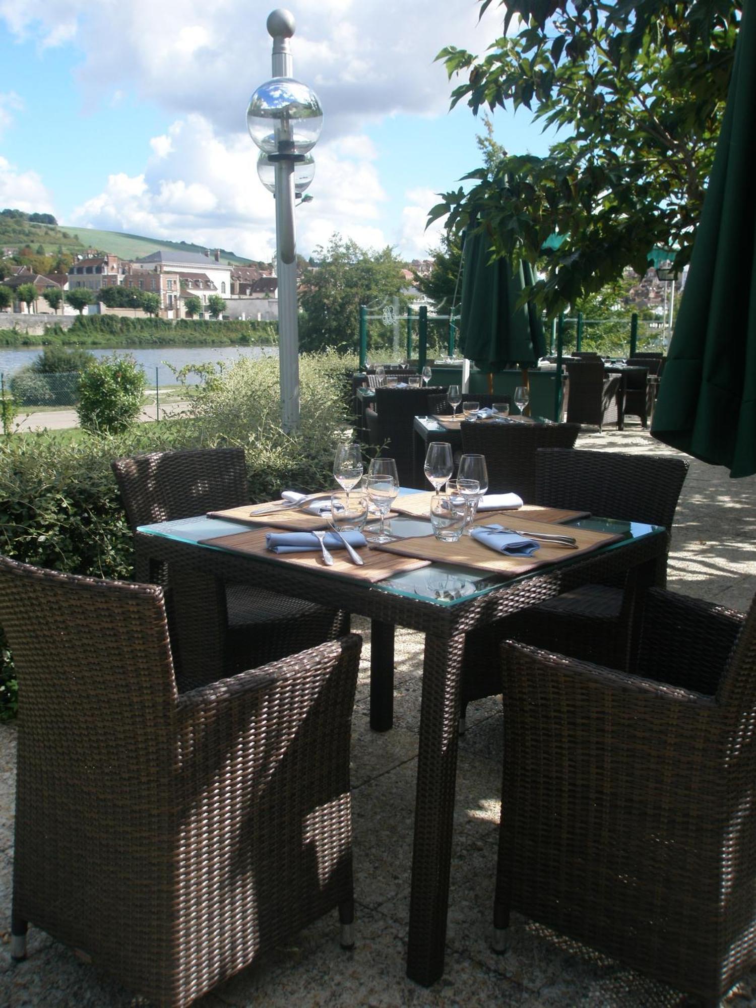Hotel Restaurant Le Rive Gauche ชัวญี ภายนอก รูปภาพ