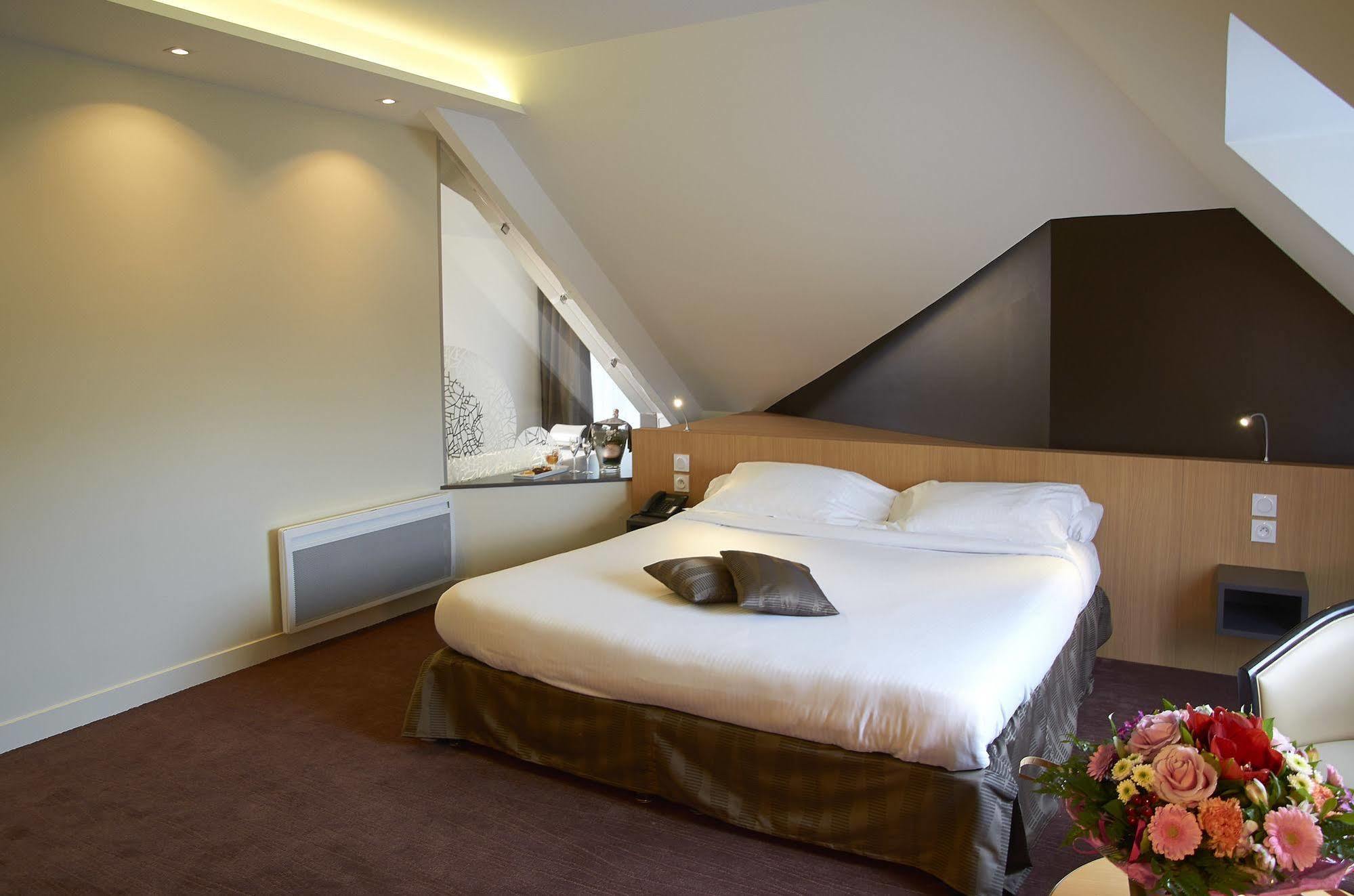 Hotel Restaurant Le Rive Gauche ชัวญี ภายนอก รูปภาพ